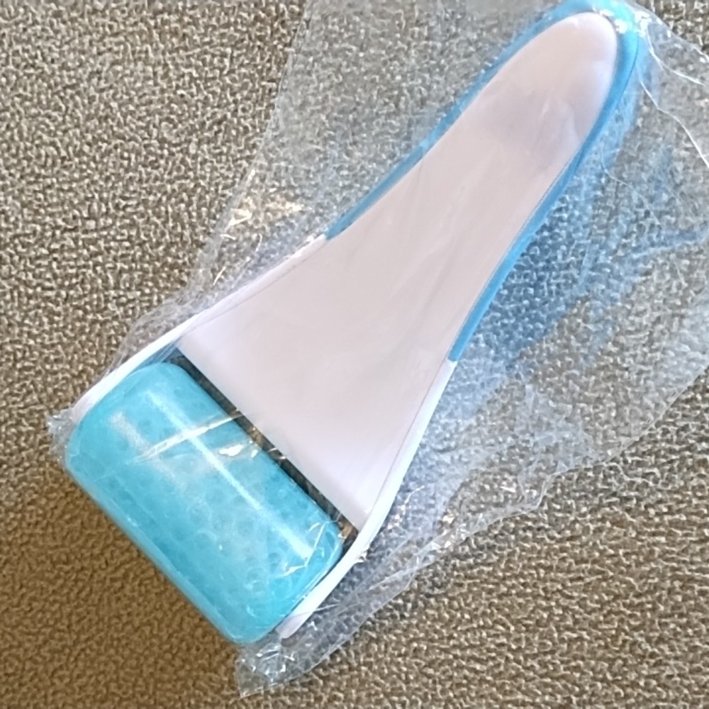Baimei IcyMe Cryotherapy Ice Roller - Blue & White Facial Massager - Picture 3 of 4